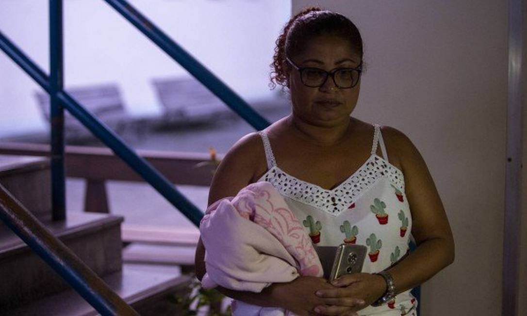 Lucimar Nunes, de 48 anos, acompanha a neta de 13 anos, que deu à luz na Herculano Pinheiro Foto: Foto: Bruno Kaiuca / Agência O Globo