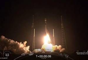 O foguete Falcon 9 ccarregando 60 satélites foi lançado nesta quinta-feira de Cabo Canaveral, na Flórida Foto: SpaceX