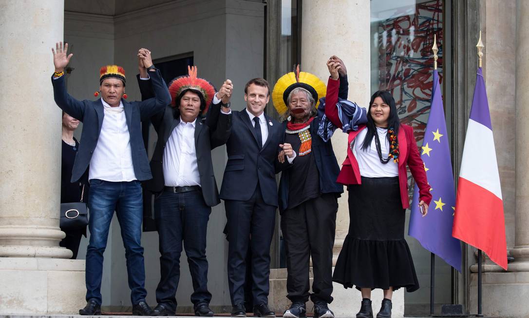Presidente Emmanuel Macron posa para fotos ao lado de líderes indígenas do Xingu, incluindo o cacique Raoni Metuktire (à direita do chefe de Estado francês) no Palácio do Eliseu Foto: THOMAS SAMSON / AFP/16-05-2019