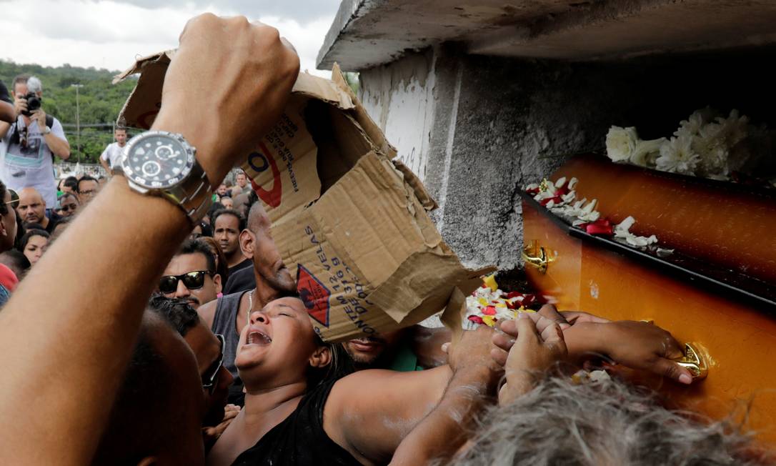 Luciana Nogueira, esposa de Evaldo Rosa dos Santos, durante enterro do marido Foto: SERGIO MORAES / REUTERS