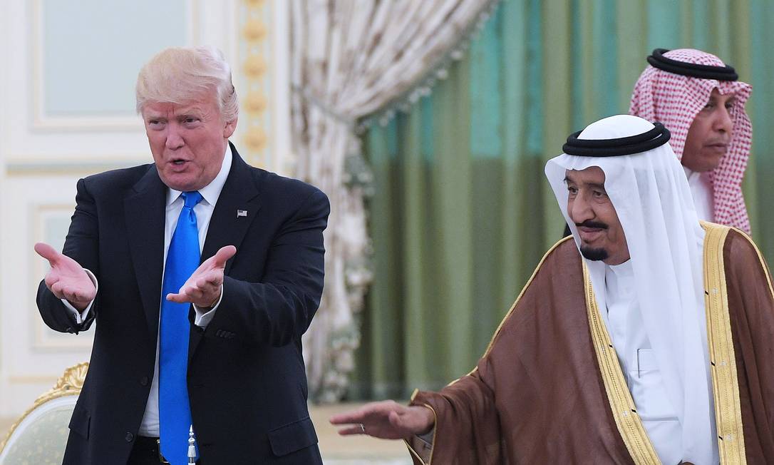 Em 2017, presidente Donald Trump visita o rei Salman da Arábia Saudita Foto: MANDEL NGAN / AFP