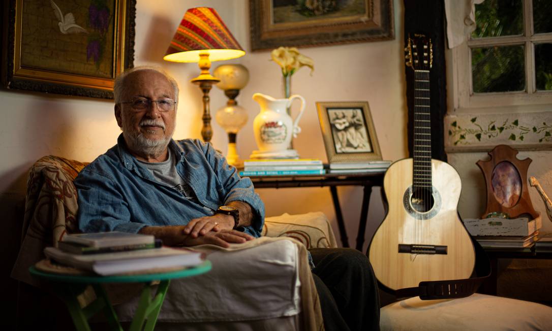 Na casa, em que mora há 29 anos, na Barra, Menescal preza pela simplicidade, a paixão pela natureza e pela música Foto: Brenno Carvalho / Agência O Globo