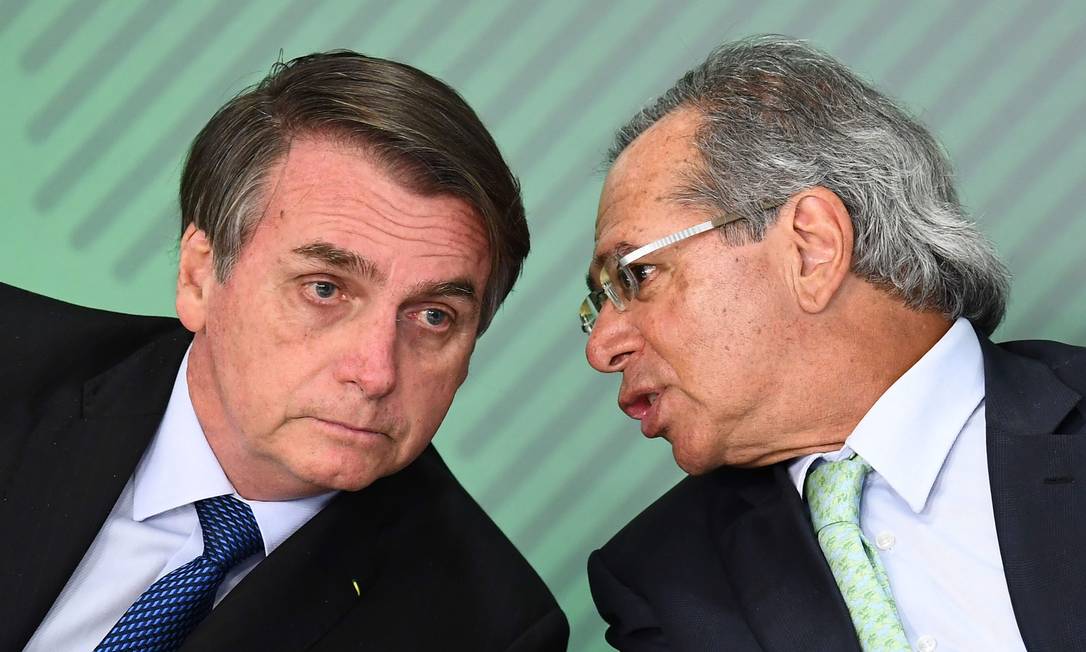 O presidente Jair Bolsonaro e o ministro da Economia, Paulo Guedes, durante cerimônia no Palácio do Planalto Foto: Evaristo Sá/AFP/24-05-2019