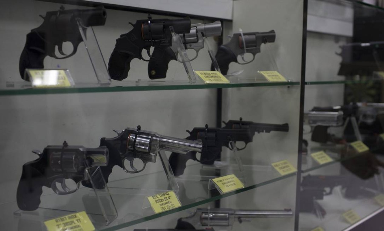 Revólveres em exibição para venda em loja de armamento em São Paulo. Vendas foram alavancada pelas mudanças no licenciamento Foto: Edilson Dantas / Agência O Globo