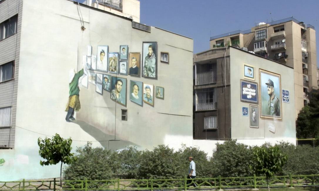 Pinturas nas laterais dos prédios em Teerã homenageiam os mortos na Guerra Irã-Iraque Foto: Renato Machado