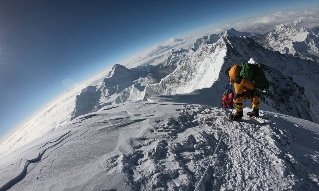 Caminho para o cume do Monte Everest, na face sul do Nepal, o pico mais alto do mundo. 17-05-2018 Foto: PHUNJO LAMA / AFP