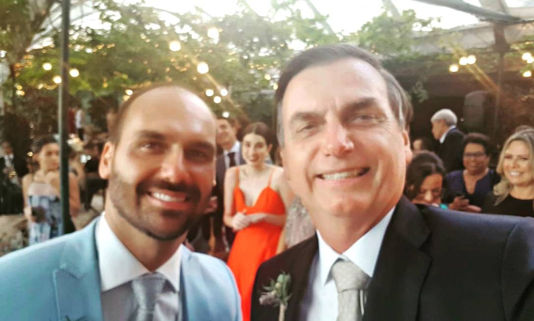 Resultado de imagem para FOTOS DE BOLSONARO E O FILHO EDUARDO BOLSONARO