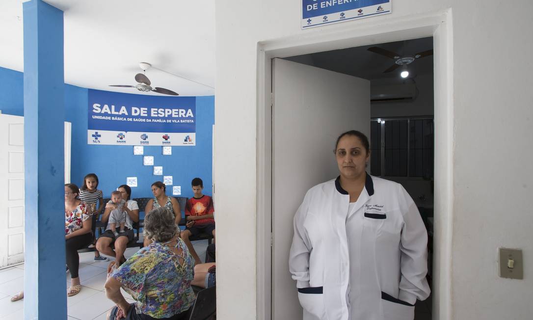A enfermeira Joyce Maciel faz o que pode para manter a rotina na unidade básica de saúde em que trabalha Foto: Edilson Dantas / Agência O Globo