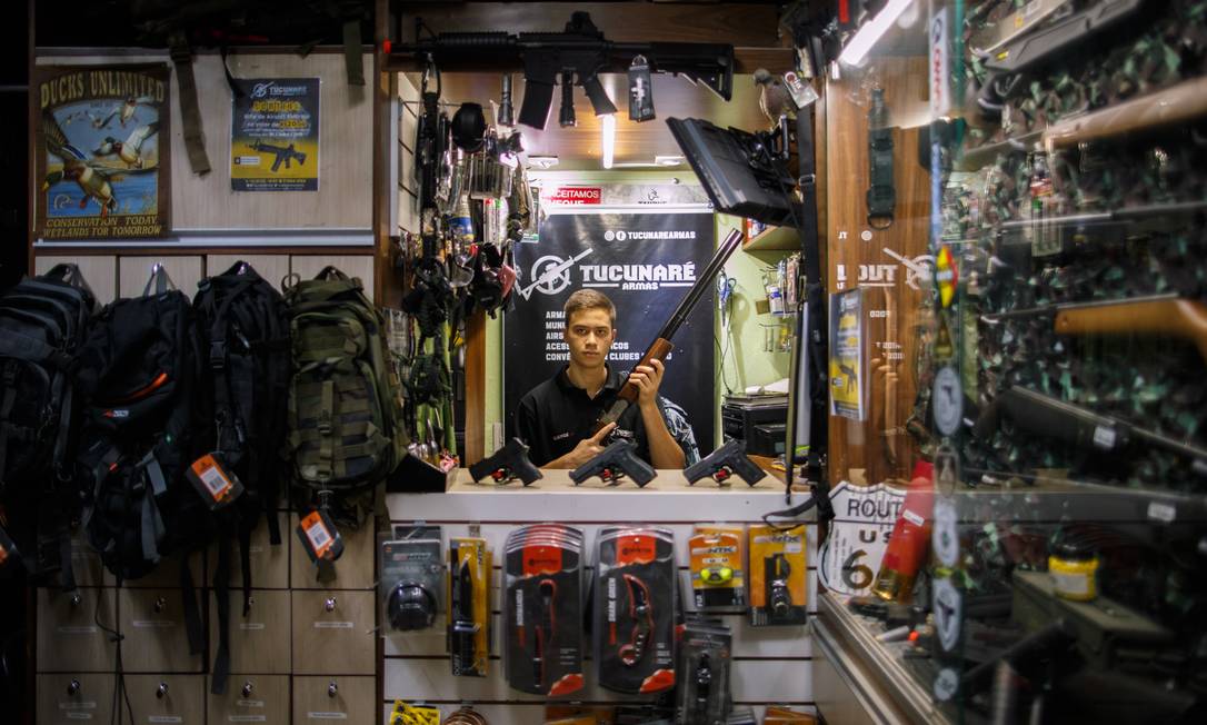 
O vendedor Caio exibe armas de fogo disponíveis em loja de Brasília
Foto:
Daniel Marenco
/
Agência O Globo
