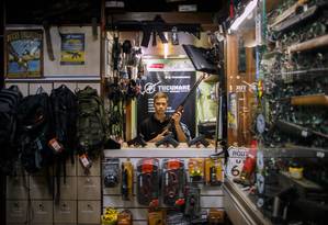 
O vendedor Caio exibe armas de fogo disponíveis em loja de Brasília
Foto: Daniel Marenco / Agência O Globo