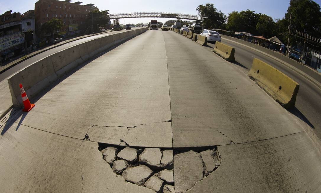 Buraco no corredor ainda nÃ£o concluÃ­do do BRT, um problema que reflete a lentidÃ£o das obras na via expressa: Avenida Brasil enfrenta nÃ³s no trÃ¢nsito tÃ£o interminÃ¡veis quanto os trabalhos de modernizaÃ§Ã£o de suas pistas Foto: Antonio Scorza / AgÃªncia O Globo