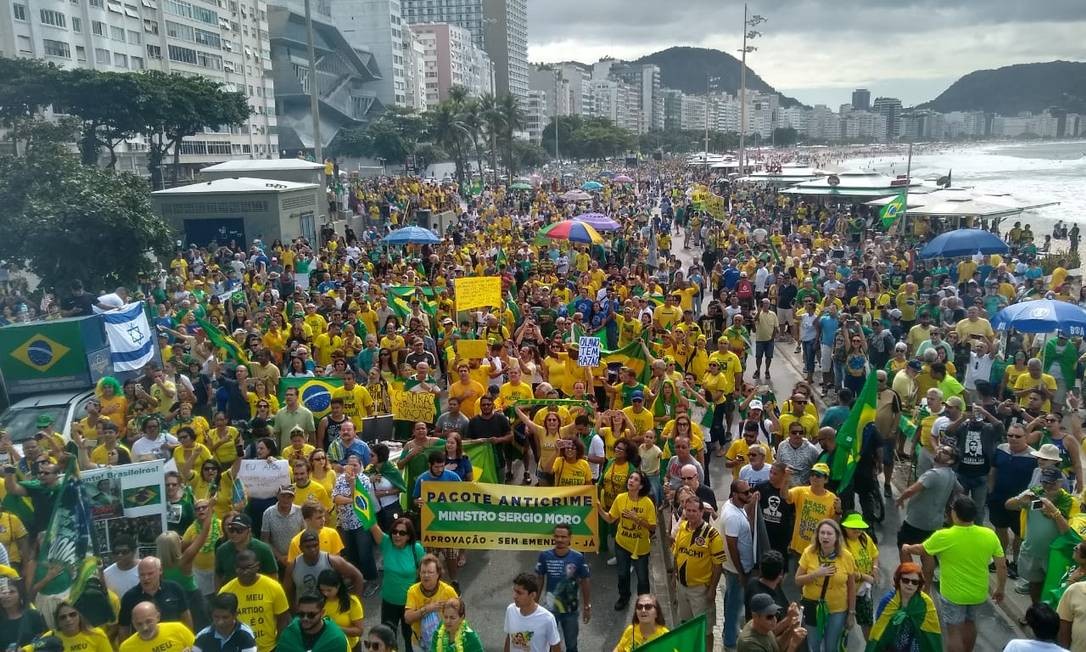 Vestidos de verde e amarelo, manifestantes a favor do governo protestaram na orla da praia de Copacabana, na Zona Sul do Rio de Janeiro Foto: Bernardo Mello