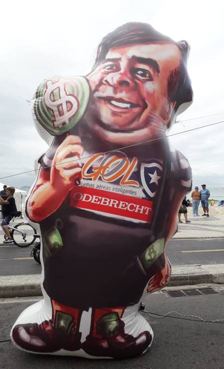 O presidente da Câmara dos Deputados, Rodrigo Maia, foi representado com boneco inflável Foto: Bernardo Mello