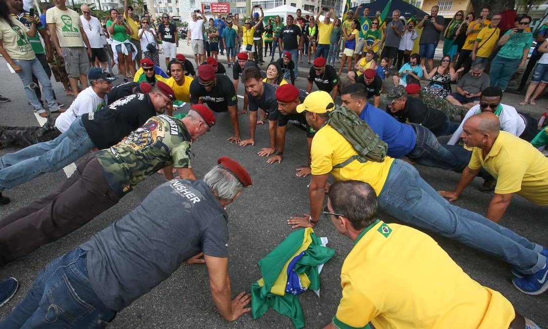 Manifestantes fazem flexão durante ato pró-governo em Copacabana Foto: Marcelo Regua / Agência O Globo