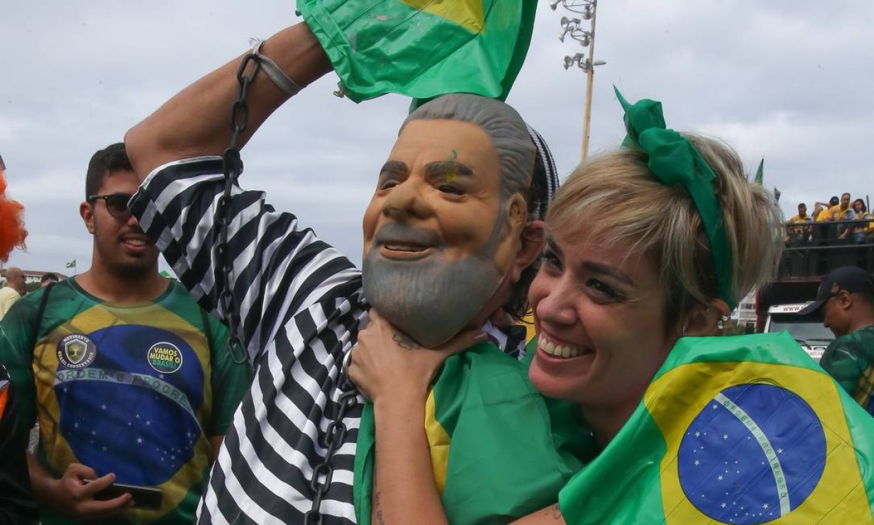 Manifestante participa de ato pró-governo Bolsonaro em Copacabana com fantasia de Lula presidiário Foto: Marcelo Regua / Agência O Globo