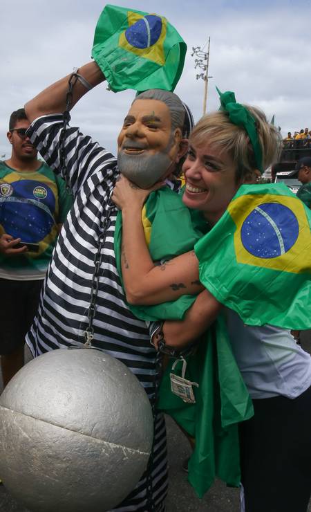 Manifestante participa de ato pró-governo Bolsonaro, em Copacabana, fantasiado como o ex-presidente Lula vestido de presidiário Foto: Marcelo Regua / Agência O Globo