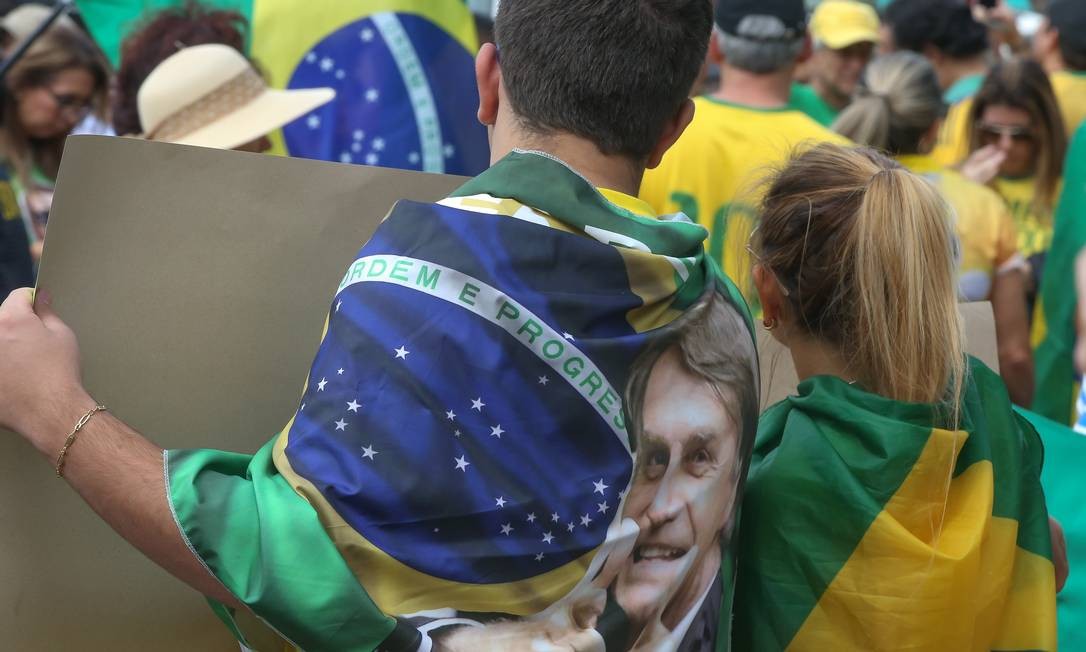 A orla de Copacabana recebeu centenas de pessoas vestidas de verde e amarelo em um ato a favor do governo do presidente Jair Bolsonaro na manhã deste domingo Foto: Marcelo Regua / Agência O Globo