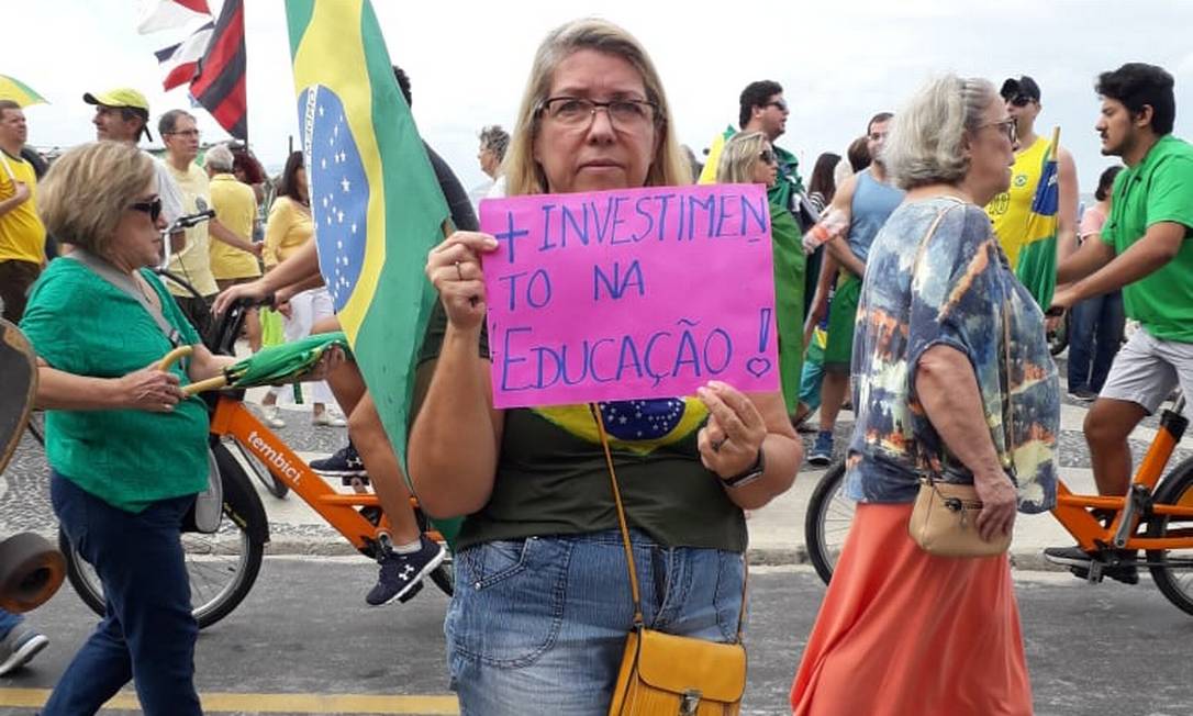 Professor protesta contra corte de verbas para universidades em Copacabana em ato pró-governo Foto: Renan Rodrigues/Agência O Globo