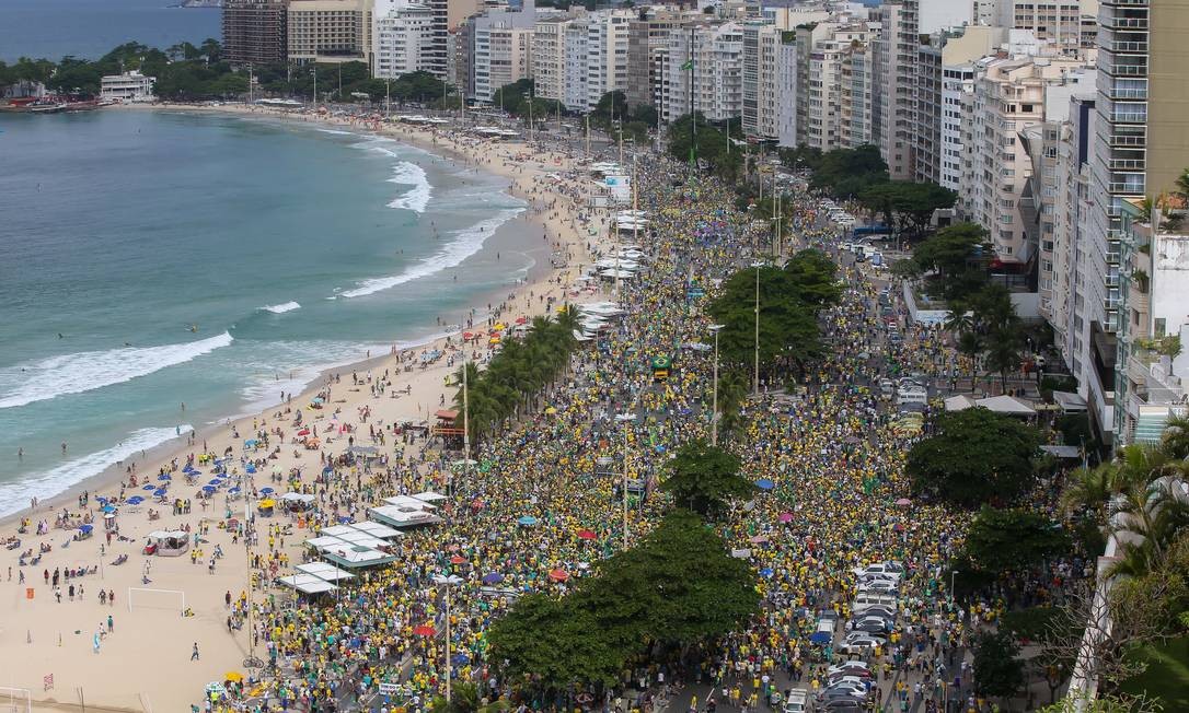 No Rio de Janeiro, manifestantes pró-governo caminharam na praia de Copacabana Foto: Marcelo Regua / Agência O Globo