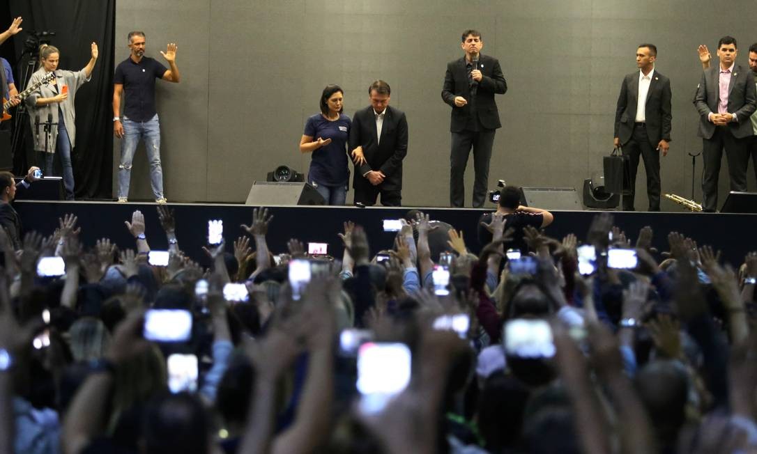 Bolsonaro e Michelle recebem orações na Igreja Batista Atitude, frequentada pela primeira-dama, na Barra Foto: Fabiano Rocha / Agência O Globo