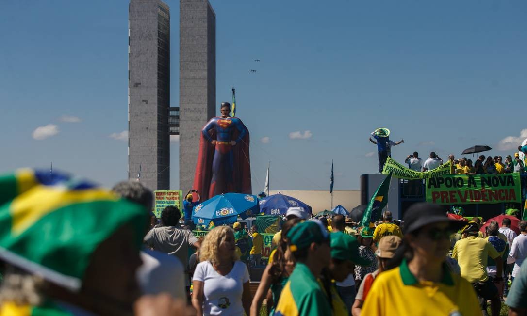 Manifestantes levaram um boneco inflável do ministro da Justiça, Sergio Moro. O ato defende os projetos da gestao do presidente, como a reforma da Previdência e o pacote anticrime e anticorrupcao, apresentado por Moro Foto: Daniel Marenco / Agência O Globo