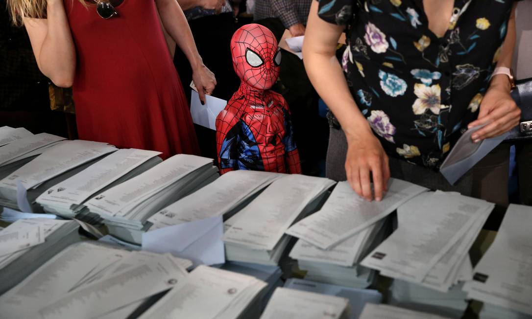 
Menino vestido de Homem-Aranha acompanha os pais em votação em seção eleitoral de Madri
Foto:
SUSANA VERA/REUTERS
