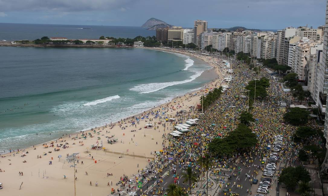 No Rio de Janeiro, manifestantes fizeram ato de apoio ao governo na orla da Praia de Copacabana, na Zona Sul da cidade Foto: Marcelo Regua / Agência O Globo