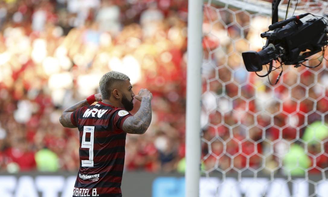 O atacante do Flamengo marca o primeiro gol do jogo Foto: MARCELO THEOBALD / AgÃªncia O Globo