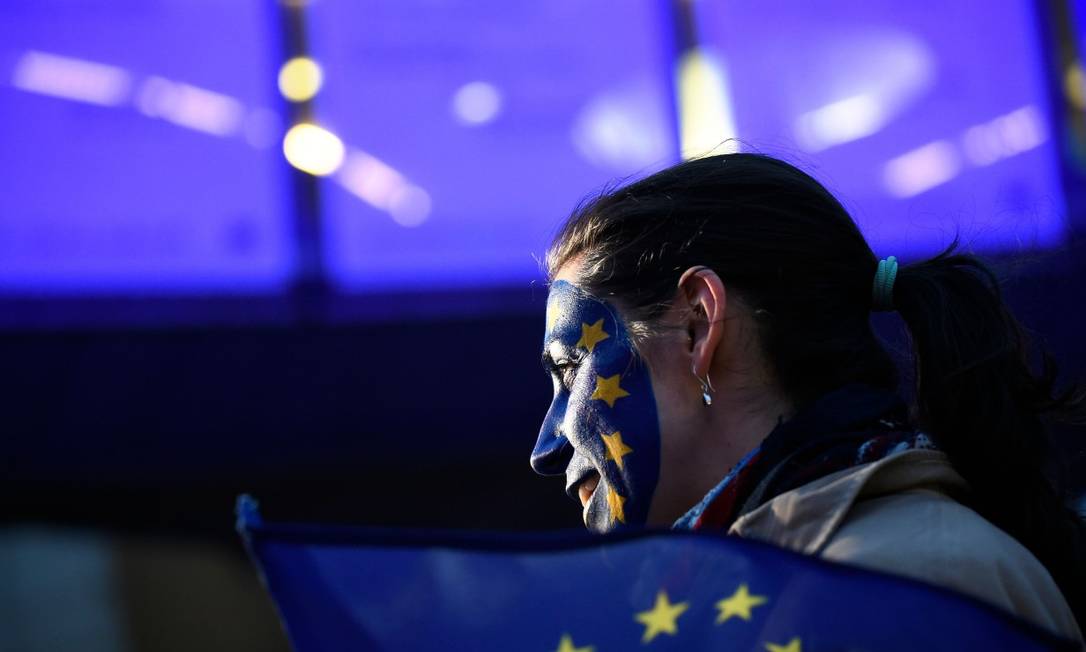 Mulher com bandeira da União Europeia pintada no rosto aguarda por resultados na frente do Parlamento Europeu em Bruxelas, na Bélgica Foto: JOHN THYS / AFP 26-5-19