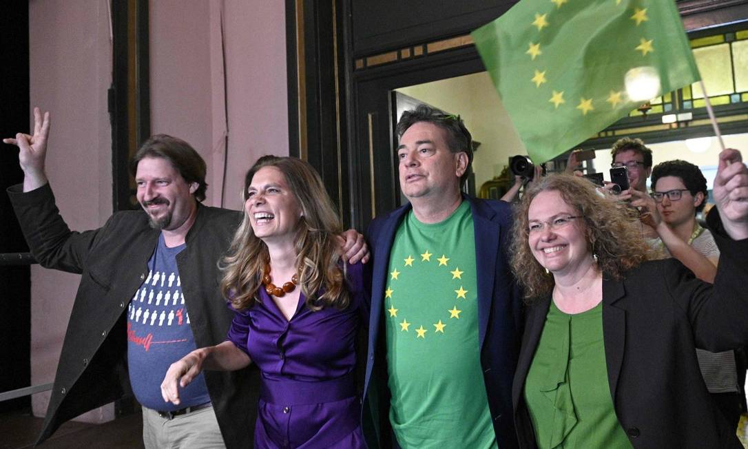 Membros do Partido Verde austríaco comemoram após divulgação dos primeiros resultados da eleição ao Parlamento Europeu Foto: HANS PUNZ / AFP 26-5-19