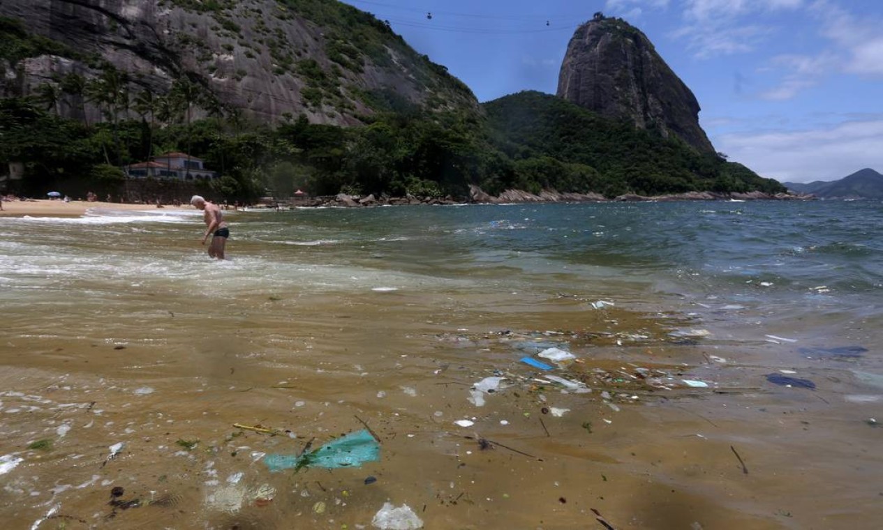 Praia Vermelha, na entrada da Baía de Ganabara, muito lixo chega do mar Foto: Custódio Coimbra / Agência O Globo