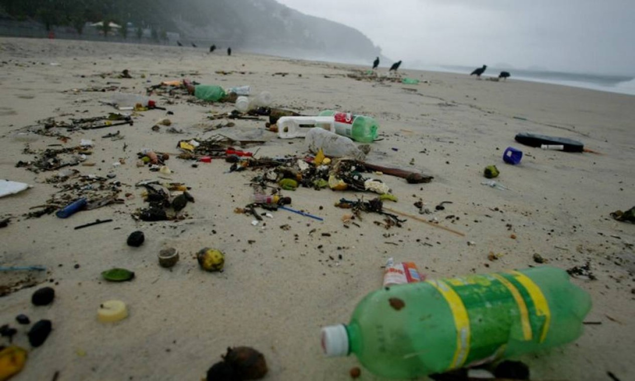 Sujeira e lixo na Praia de São Conrado Foto: Márcia Foletto / Agência O Globo