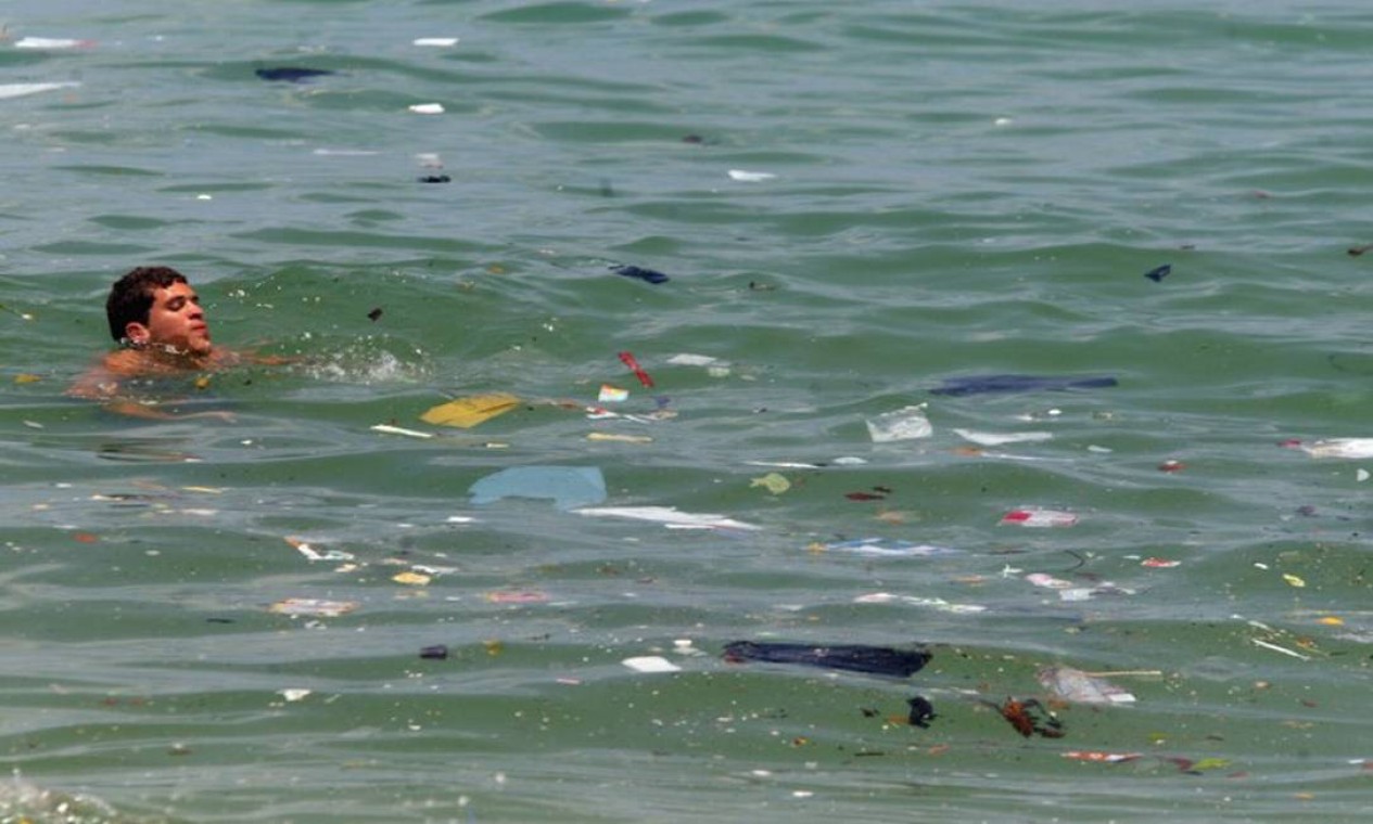 Banhistas nadam no meio do lixo na praia de Ipanema Foto: Márcia Foletto / Agência O Globo