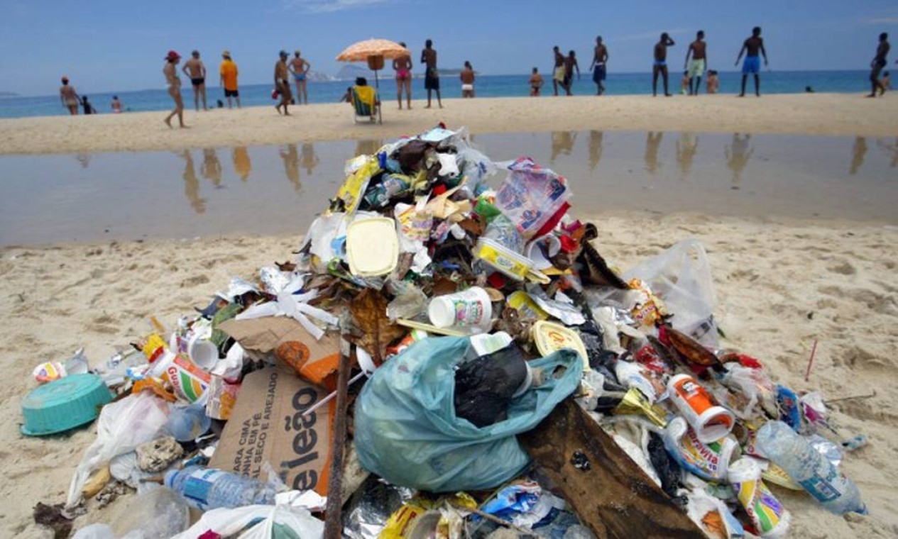 Lixo e sujeira na praia de Ipanema, no trecho da Garcia d'Ávila Foto: Márcia Foletto / Agência O Globo