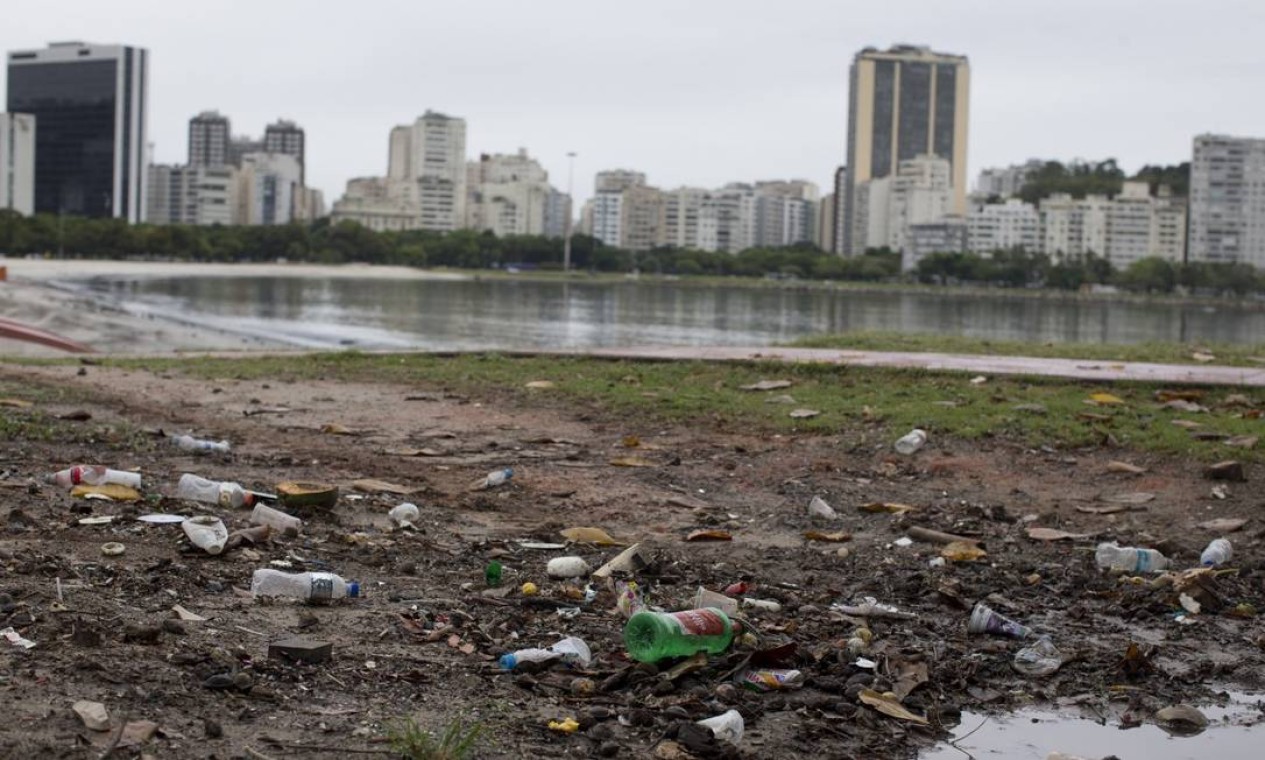 Lixo e água do mar escura na praia de Botafogo Foto: Márcia Foletto / Agência O Globo