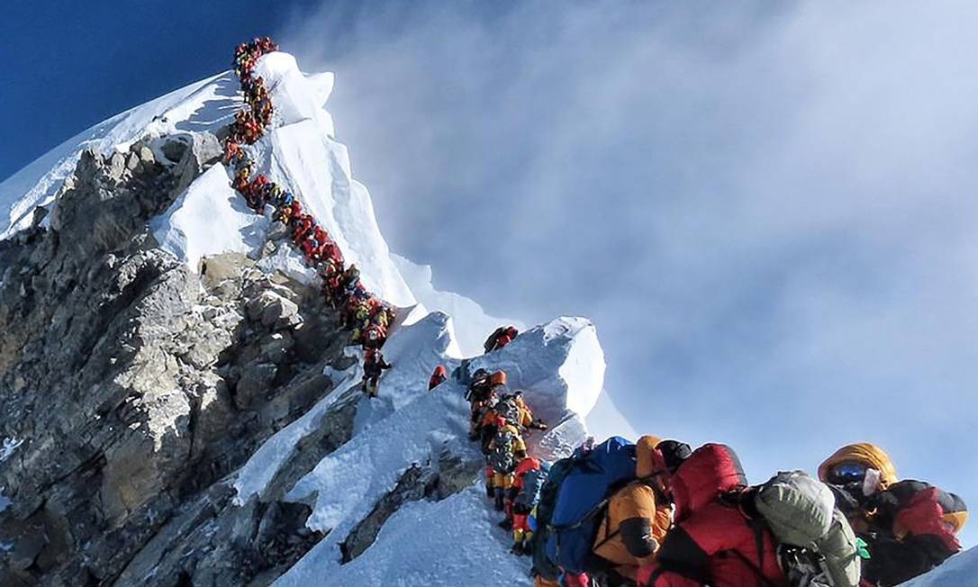 Engarrafamento no trajeto atÃ© o pico do Evereste em 22 de maio de 2019 Foto: ReproduÃ§Ã£o/ @Nimsdai Projeto Possible / AFP