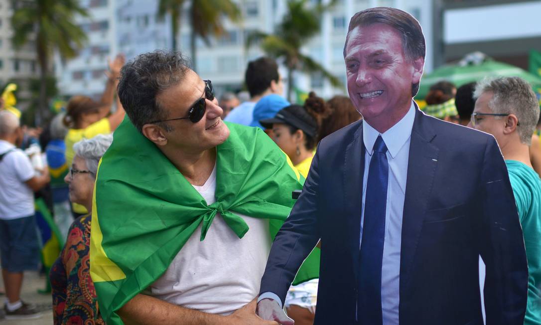 Homem cumprimenta boneco de papelão do presidente Jair Bolsonaro, em Copacabana Foto: LUCAS LANDAU 26-05-2019 / REUTERS