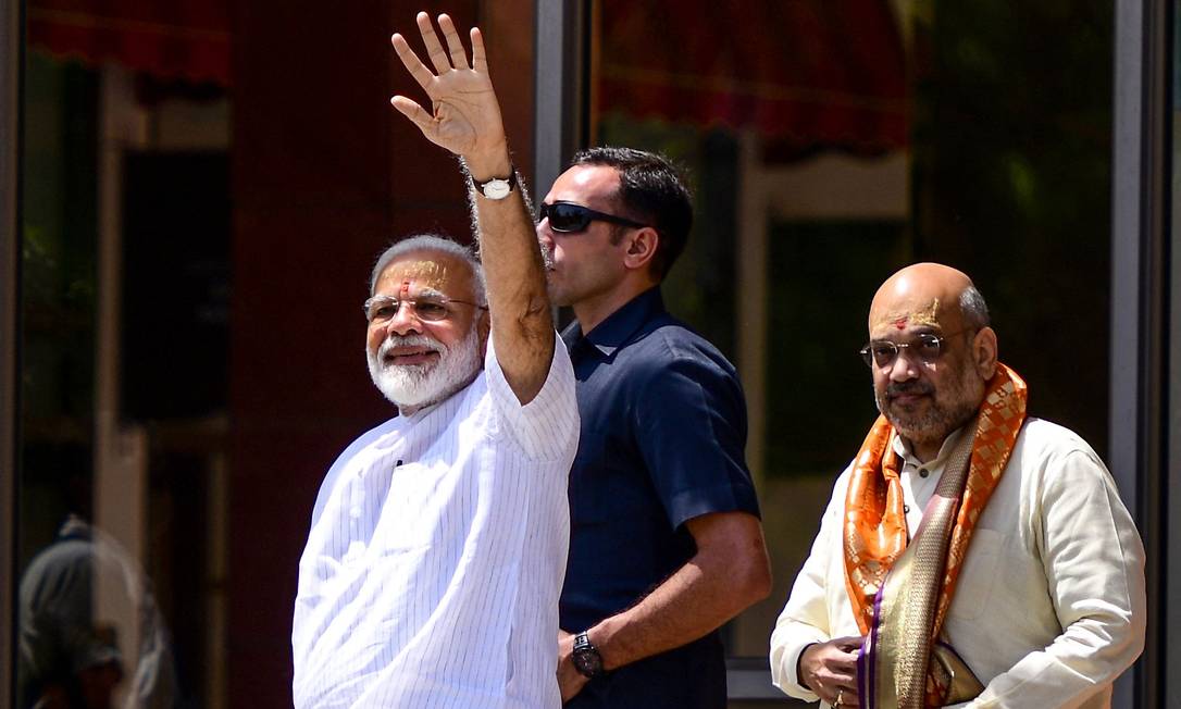 Primeiro-ministro indiano, Narendra Modi, saúda apoiadores em Varanasi Foto: SANJAY KANOJIA / AFP