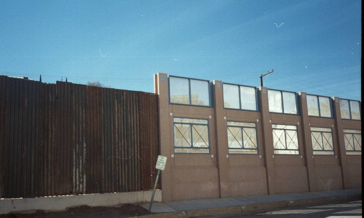 Cerca e muro construídos em diferentes épocas se encontram separando os Estados Unidos do México Foto: José Meirelles Passos / Divulgação