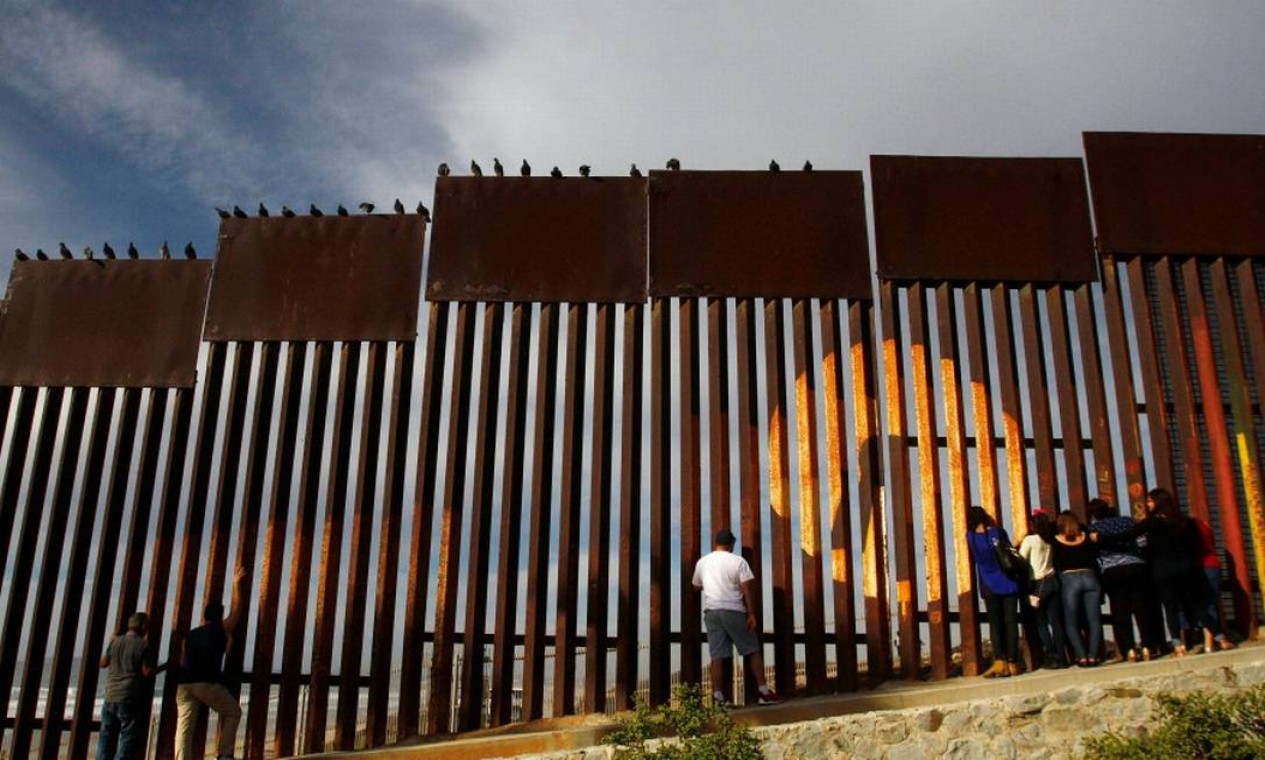 Presidente dos EUA, Donald Trump, tem brigado com o Congresso para que conceda uma verba de bilhões de dólares para a construção do muro Foto: JORGE DUENES / Reuters