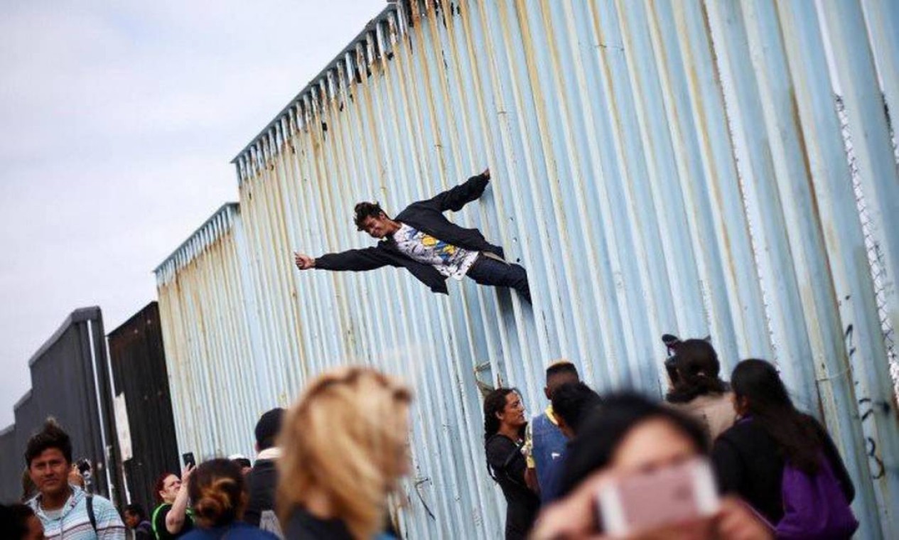 Caravana de latinos chega ao muro que divide os Estados Unidos do México Foto: Edgard Garrido / Reuters