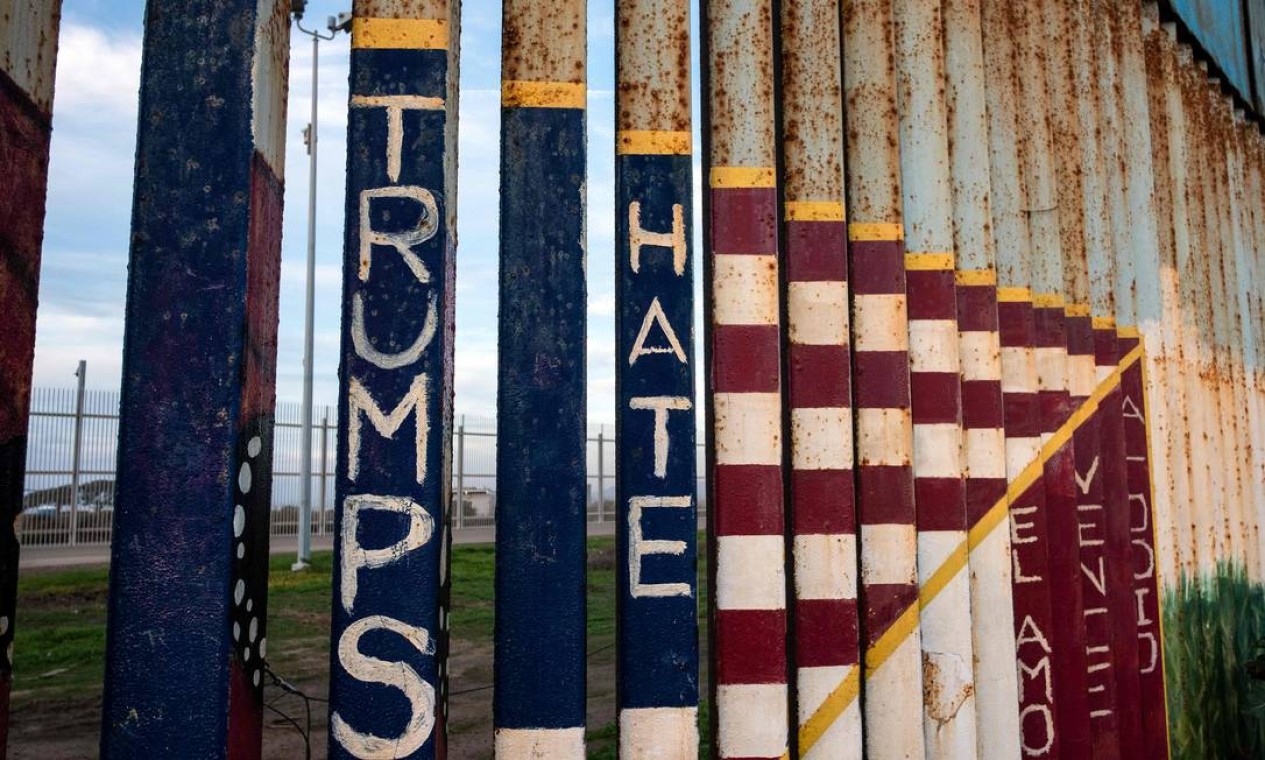 Trecho do muro que separa Califórnia, EUA, e Tijuana, México Foto: GUILLERMO ARIAS / AFP