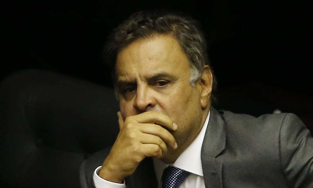 Envolvido em escândalos de corrupção, Aécio Neves é um dos representantes da velha guarda do PSDB que perdeu força dentro do partido Foto: Jorge William / Agência O Globo