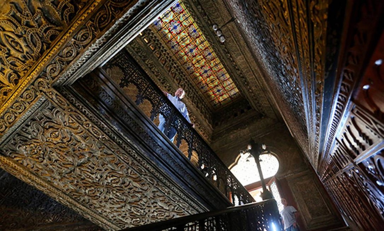 Castelinho da Fiocruz faz cem anos. Prédio é uma cópia do Castelo de Alhambra, em Granada, Espanha. Na foto, o pesquisador Leon Rabinovitch Foto: Custódio Coimbra / Agência O Globo