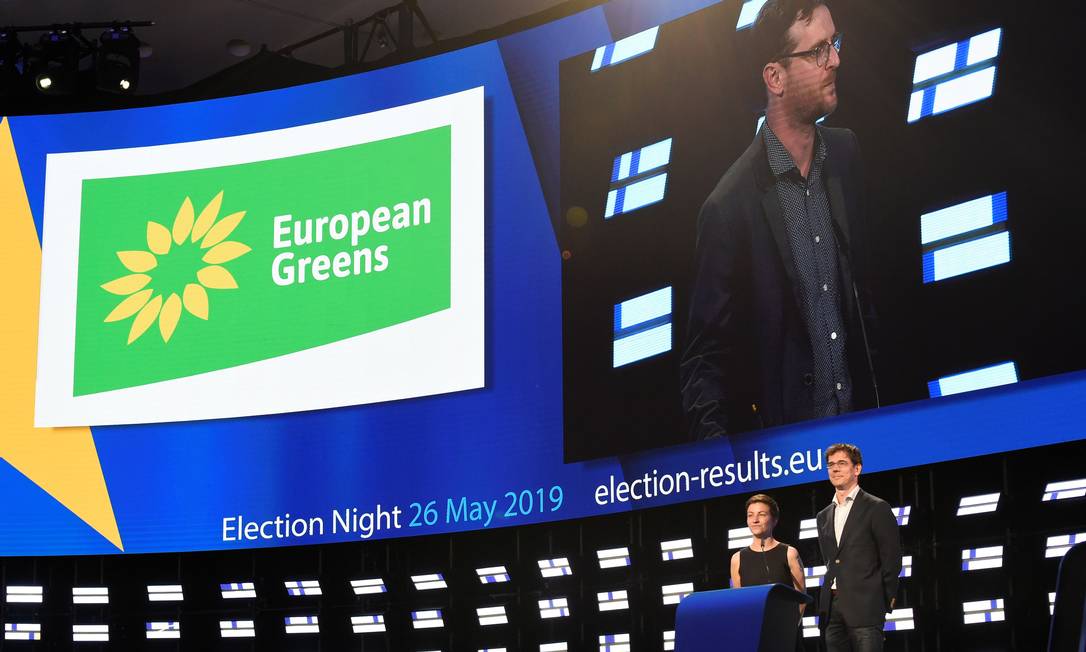Líderes da campanha dos verdes para o Parlamento Europeu, Ska Keller, da Alemanha, e Bas Eickhout, da Holanda, discursam na noite da apuração Foto: JOHN THYS / AFP/26-5-2019