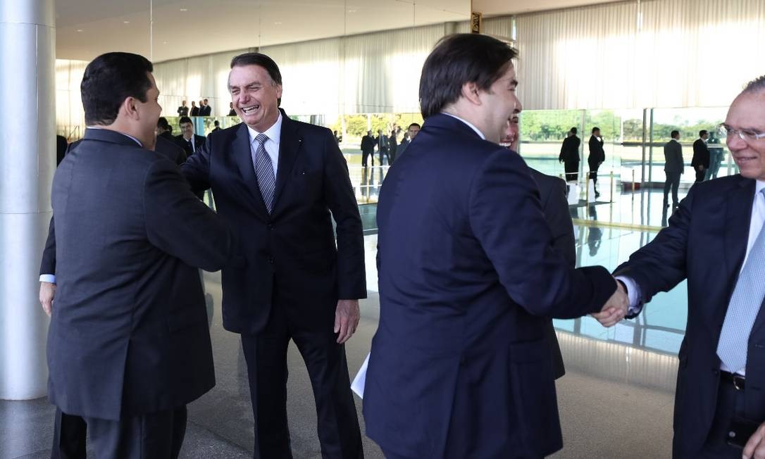O presidente Jair Bolsonaro ao receber os convidados para um café da manhã no Palácio da Alvorada Foto: Marcos Corrêa/PR