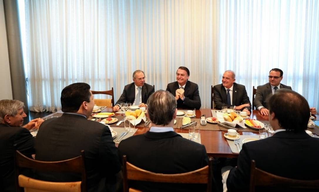 Café da manhã reuniu Presidente da República, Jair Bolsonaro, Dias Toffoli, Presidente do Supremo Tribunal Federal; Davi Alcolumbre, Presidente do Senado Federal; Rodrigo Maia, Presidente da Câmara dos Deputados; Onyx Lorenzoni, Ministro-Chefe da Casa Civil da Presidência da República; Paulo Guedes, Ministro de Estado da Economia, e Augusto Heleno, Ministro-Chefe do Gabinete de Segurança Institucional da Presidência da República. Foto: Marcos Côrrea / Presidência da Repúbica