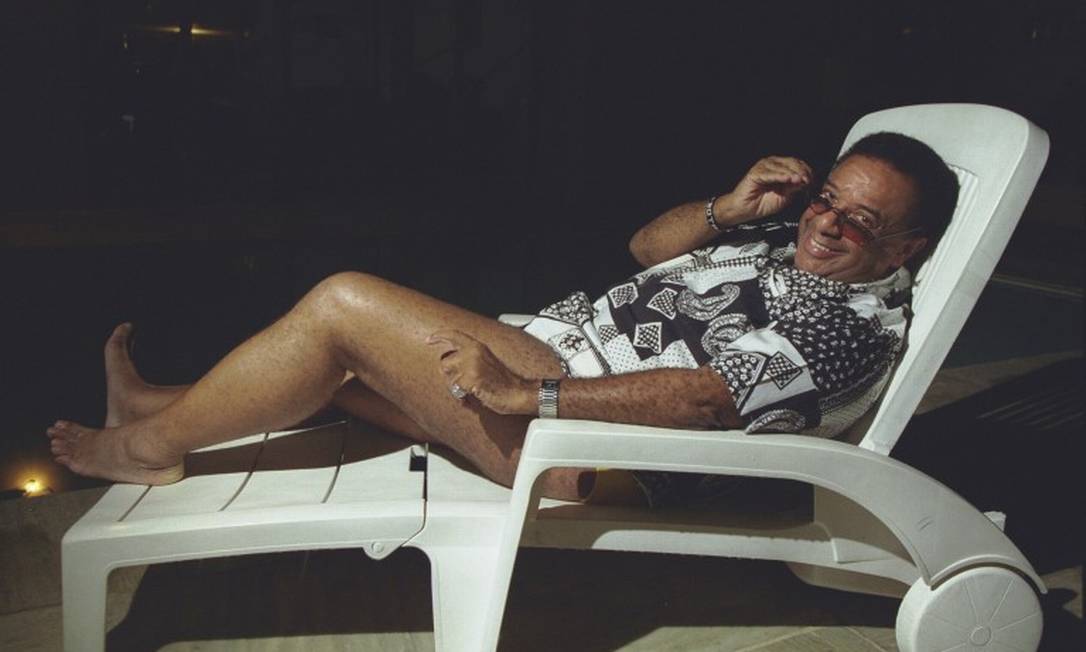 Irreverent, the singer sensualizes in a beach chair, in a photo from May 2002 Photo: Marcelo Theobald / O GloboaAgência O Globo