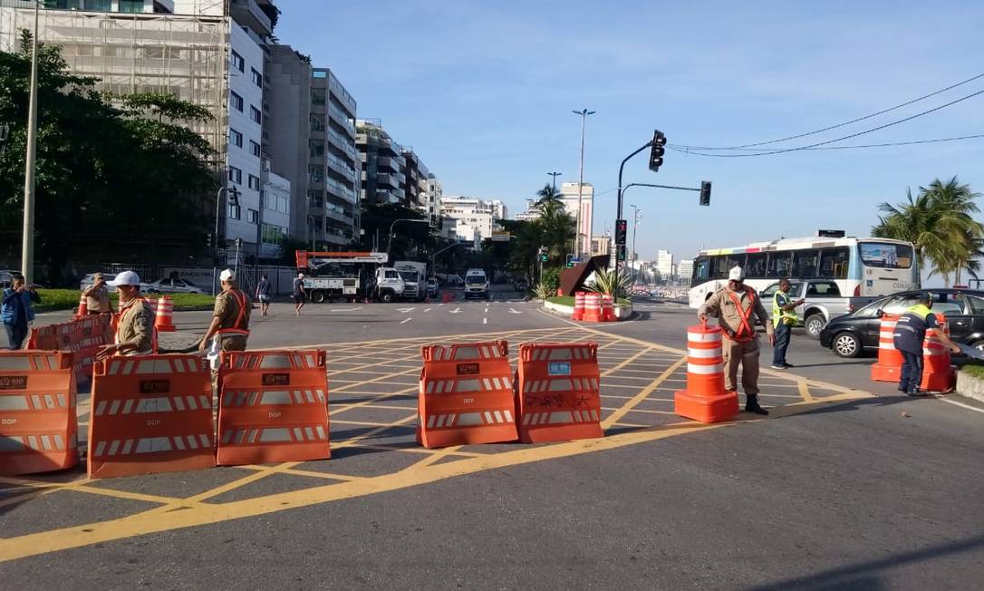 Agentes da CET-Rio interditam acesso à Avenida Niemeyer Foto: Marcelo Theobald / Agência O Globo