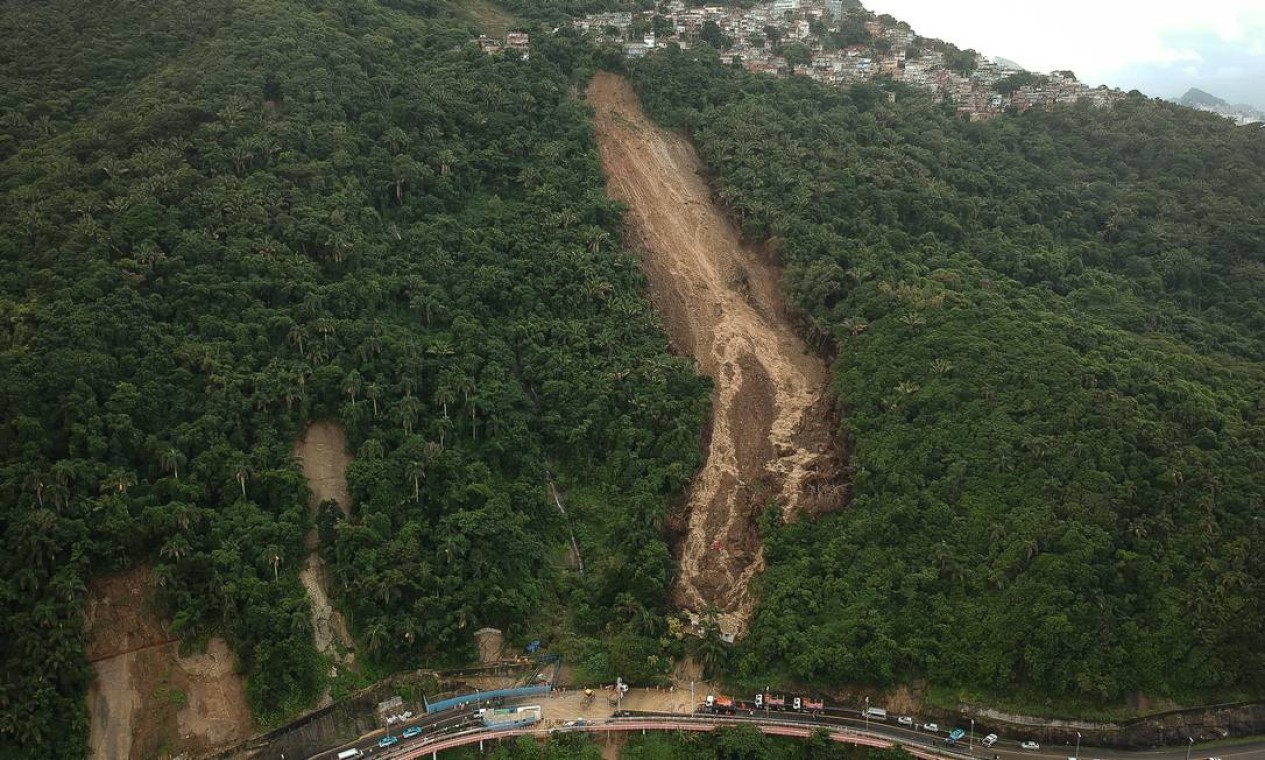 Deslizamentos em série deixaram clarão na mata do Morro do Vidigal Foto: Pablo Jacob / Agência O Globo